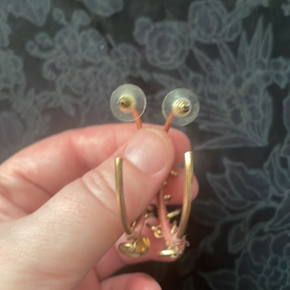 3 pieces of golden costume jewelry: 2 pairs of earrings + a bead/chain necklace. - Picture 3 of 12